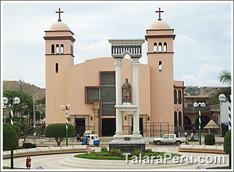 Un lado de la plaza de Talara, con el retrato de Miguel Grau y la catedral