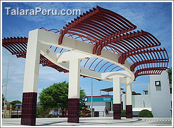 Plataforma en la plaza de Talara